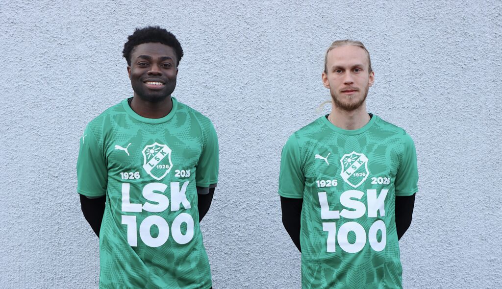 Gideon Mensah och Gustav J. Hedin iklädda den nya matchtröjan. FOTO: P. Stenbaek