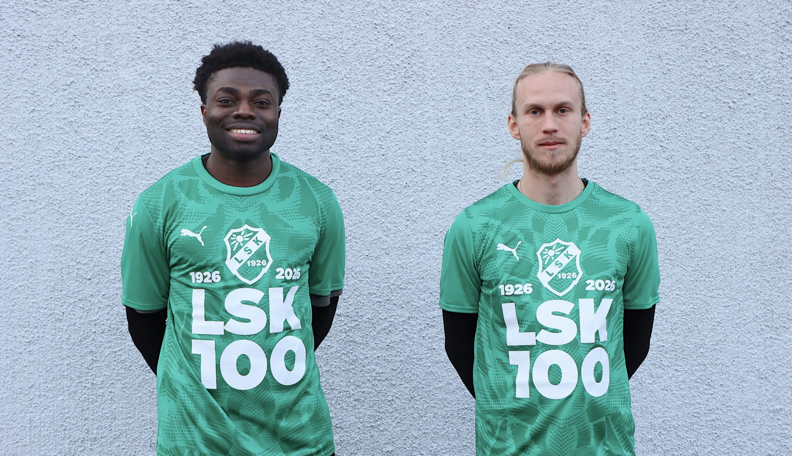 Gideon Mensah och Gustav J. Hedin iklädda den nya matchtröjan. FOTO: P. Stenbaek
